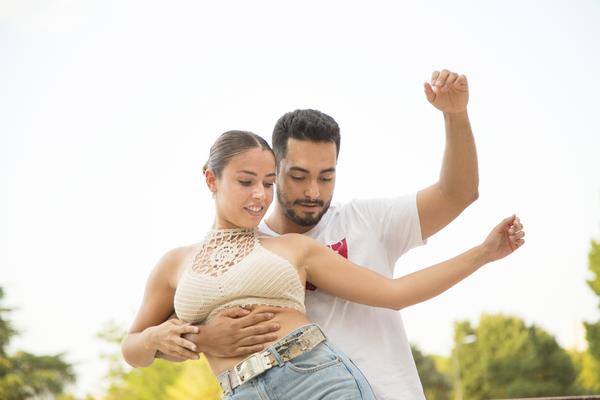 Clases de salsa y clases de bachata cuál elegir y sus beneficios