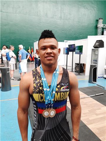 Acondicionador fisico, en el area de levantamiento de pesas y gimnasio, clases para todo el que quiera tener un cuerpo en forma en la ciudad de cali