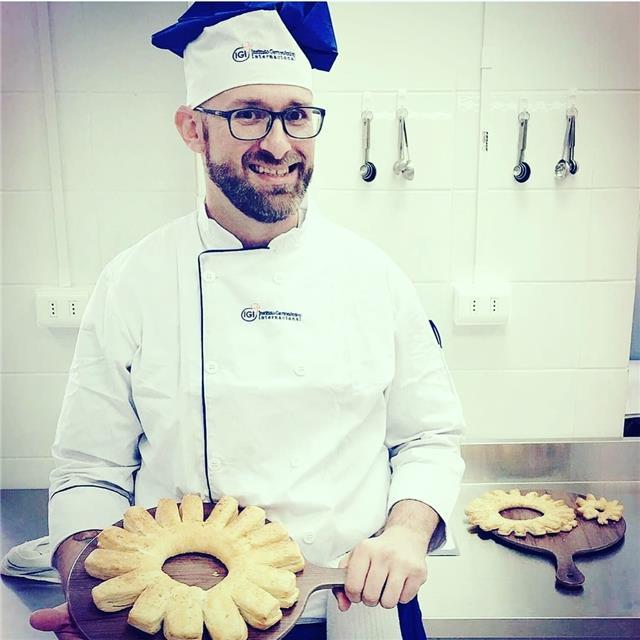 Profesor de Clases Particulares y a domicilio.
Podrás Escoger que quieres Aprender si Cocina en Plato Caliente ó Pasteleria Profesional