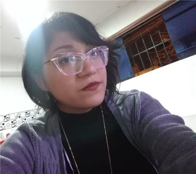 Profesora con modalidad online para jóvenes o adultos