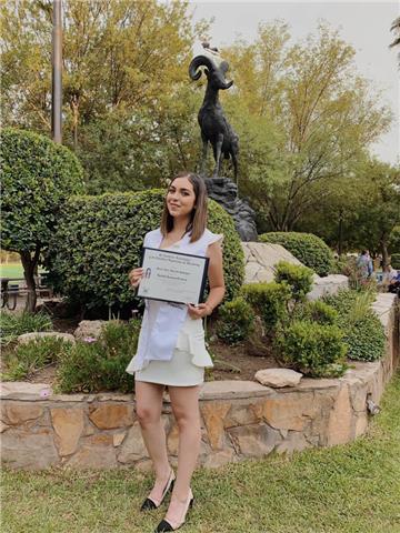 Estudiante con conocimientos avanzados en el idioma inglés. Persona comprometida, responsable y dinámica