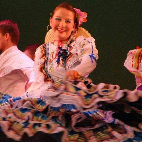 Profesora de danza folclórica y moderna ofrece clases a personas de todas las edades