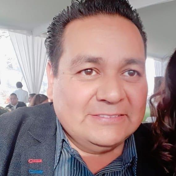 Profesor de administración con liderazgo integral que imparte clase virtual a todo estudiante de educación media superior y superior