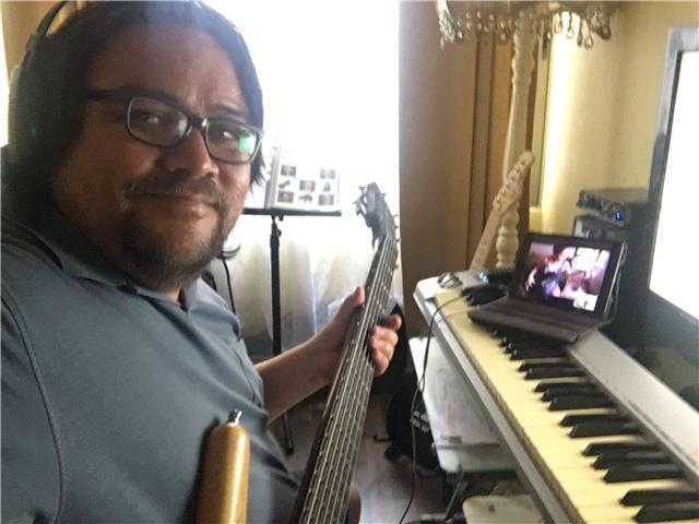 Profesor de Bajo Eléctrico, Guitarra y Piano para todas las edades, niveles y estilos, Licenciado en Música de la Universidad de las Americas y Músico con 20 años de experiencia