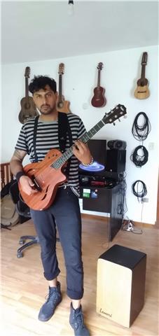 Canto, Guitarra, Ukelele, Composición