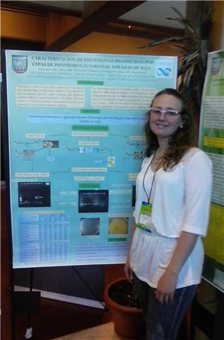 Soy Microbióloga, doctora en Cs. Biológicas, docente de la UNRC. Hace desde el 2012 soy docente, primero Ad Honorem, y en 2019 gané un cargo por concurso a Docente Efectivo Ayudante de primera simple. Estoy cursando una Diplomatura en Enseñanzas de la Cie