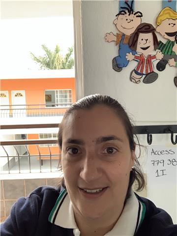 Maestra de inglés de nivel básico e intermedio para niños pequeños y adultos