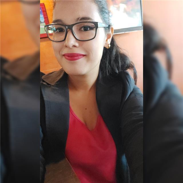 Profesora de ingles con nivel avanzado y graduada de estudios superiores