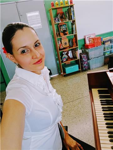 Profesora Universitaria. Especialista en pedagogía musical. Pianista. Directora de coro de voces y de campanas