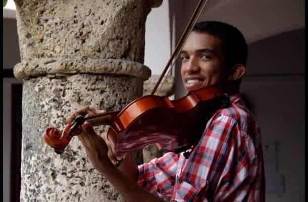 Profesor que imparte clases de música,: Canto, violín/viola, solfeo musical, historia musical-Musicología, piano