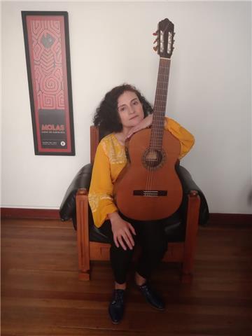 Profesora de música en teoría y prácticas de guitarra acústica y canto