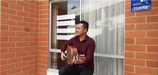 Profesor de Charango. Instrumento de diez cuerdas, su sonido evoca el latir de los países andinos