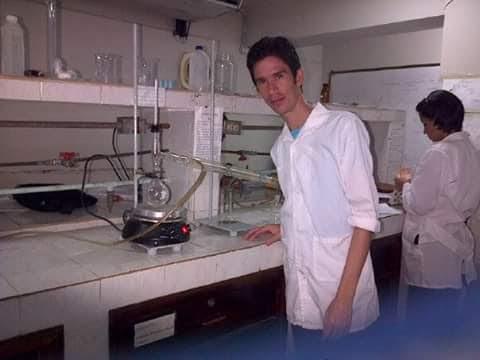 Profesor graduado en química industrial aplicada a la ciencia