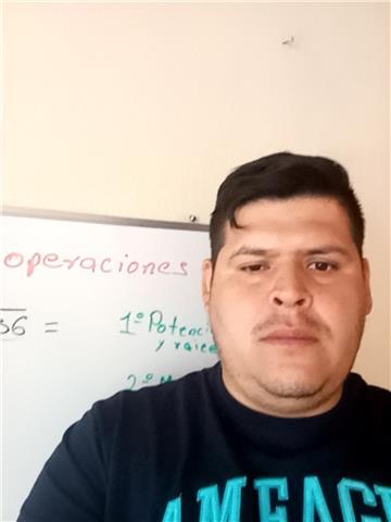 Profesor con aptitud y actitud de apoyo aquellos chicos que buscan regularización, fortalecer y mejorar su habilidad y comprensión de los contenidos matemáticos dentro de su contexto