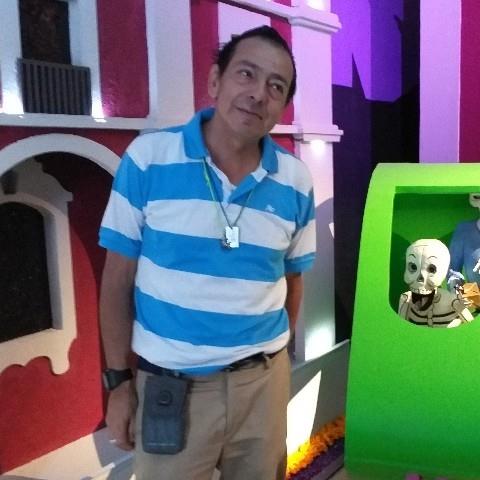 Profesor de Matematicas con mas de 35 años de experiencia dando clases particulares, y mas de 10 años frente a grupo, niveles desde secundaria hasta universidad