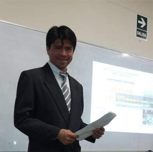 profesor de comunicación y ciencias sociales y trabajo con jóvenes de secundaria