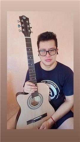 Maestro de música, tocó lo que es la guitarra, bajo, piano y batería