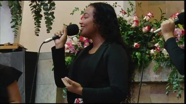 Cantante profesional egresada de la Universidad EAFIT. Aprende a disfrutar de la música viviéndola