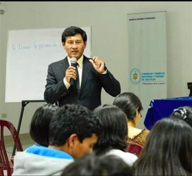 Profesor de Ciencias Sociales asesora y enseña los diversos cursos de formación tanto para el nivel de Secundaria como para pre universitario y superior: Amplia experiencia en la enseñanza de Historia del Perú, Historia Universal, Geografía y Medio Ambien