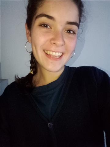 Hola! Soy Estefi, estudiante de Relaciones Internacionales y Ciencia Política. Tengo 21 años y espero poder compartir mis conocimientos y también aprender con vos!