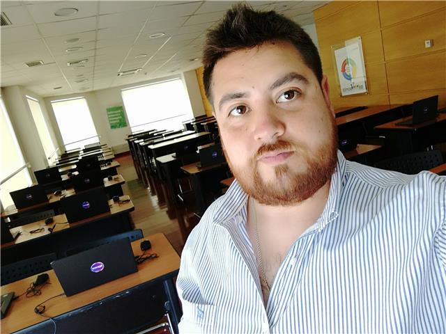 Me defino como una persona dedicada y mi intención es realizar clases a jóvenes y adultos que necesiten competencias para el desarrollo del comercio E-commerce