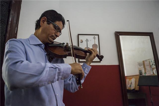 Profesor de conservatorio con 25 años de experiencia y 27 años de miembro de los primeros violines de Orquesta Sinfónica,licenciado en violin, con estudios en Paris, ofrece clases con todos los recursos tecnológicos para todos los niveles