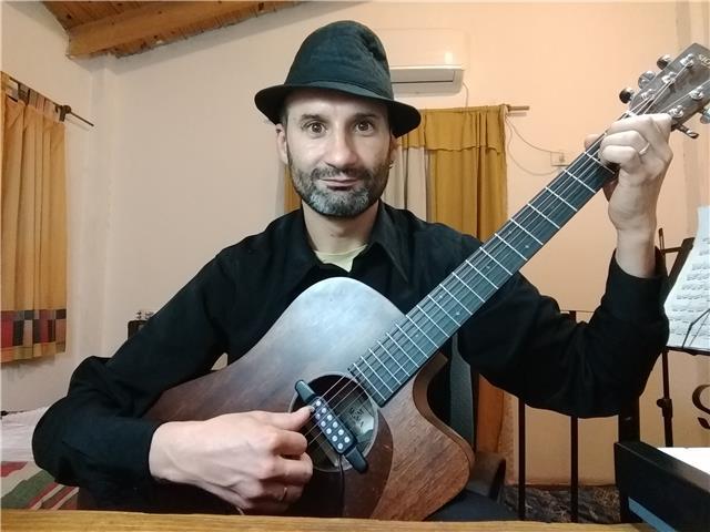 Profesor de Música con especialidad Guitarra ofrece clases de Guitarra y lenguaje musical para todas las edades