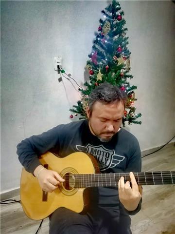 Profesor de guitarra clásica, eléctrica, canto y piano con experiencia laboral en chicago ill y actualmente en CMDX