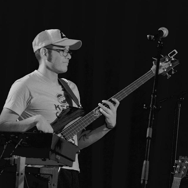 Profesor de música ofrece clases de solfeo, bajo eléctrico y armonía a personas interesadas en el tema de cualquier edad