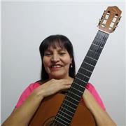 Profesora de música, ofrece clases de guitarra, flauta dulce y Estimulación musical a niños a partir de cinco años para adelante de manera virtual