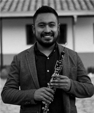 Soy un músico profesional con una amplia trayectoria de 7 años consecutivos como profesor de instrumentos de viento (madera-bronce), iniciación musical, solfeo y entrenamiento auditivo y 20 años ejecutando instrumentos como: Oboe, Flauta Traversa, Clarine