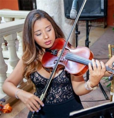 Profesora de iniciación musical, piano, guitarra, canto y violín