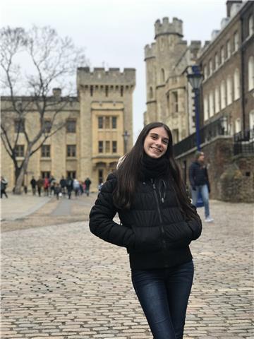 profesora de ingles que da clases no necesariamente tradicionales para niños y jovenes