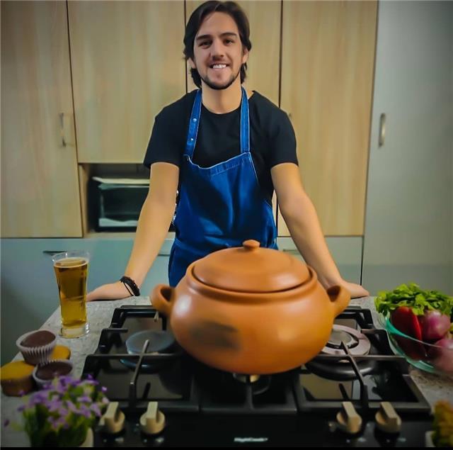 Hola, soy Andrés Beltrán cocinero desde hace más de 10 años, estudie gastronomía y siempre me gustó juntar a la gente al rededor de una comida , disfrutar y sobre todo que puedan aprender