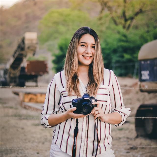 Bachiller en educación media, fotógrafa y profesora de fotografía