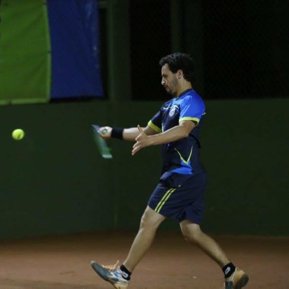 Entrenador de tenis de campo