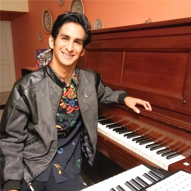 Profesor estudiante universitario brinda clases de piano técnica académica español/ingles