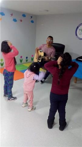 Mas que una clase llevate una experiencia. Para niños de 3 años en adelante. Se dan instrumentos como: guitarra, bajo, piano, batería, ukelele Xilofon