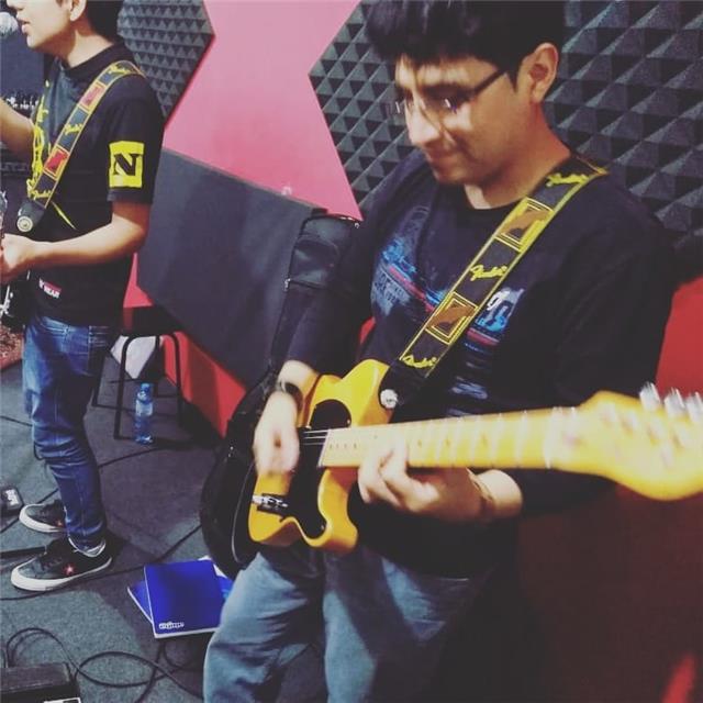 Si quieres aprender guitarra de la manera sencilla y práctica pues no busques mas yo te guío para que logres tus metas este curso va dirigido a jovenes y adultos que deseen aprender esta gran instrumento